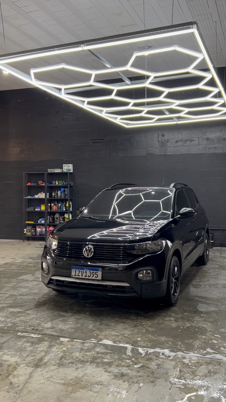 Volkswagen T-Cross preto com pintura espelhada após polimento