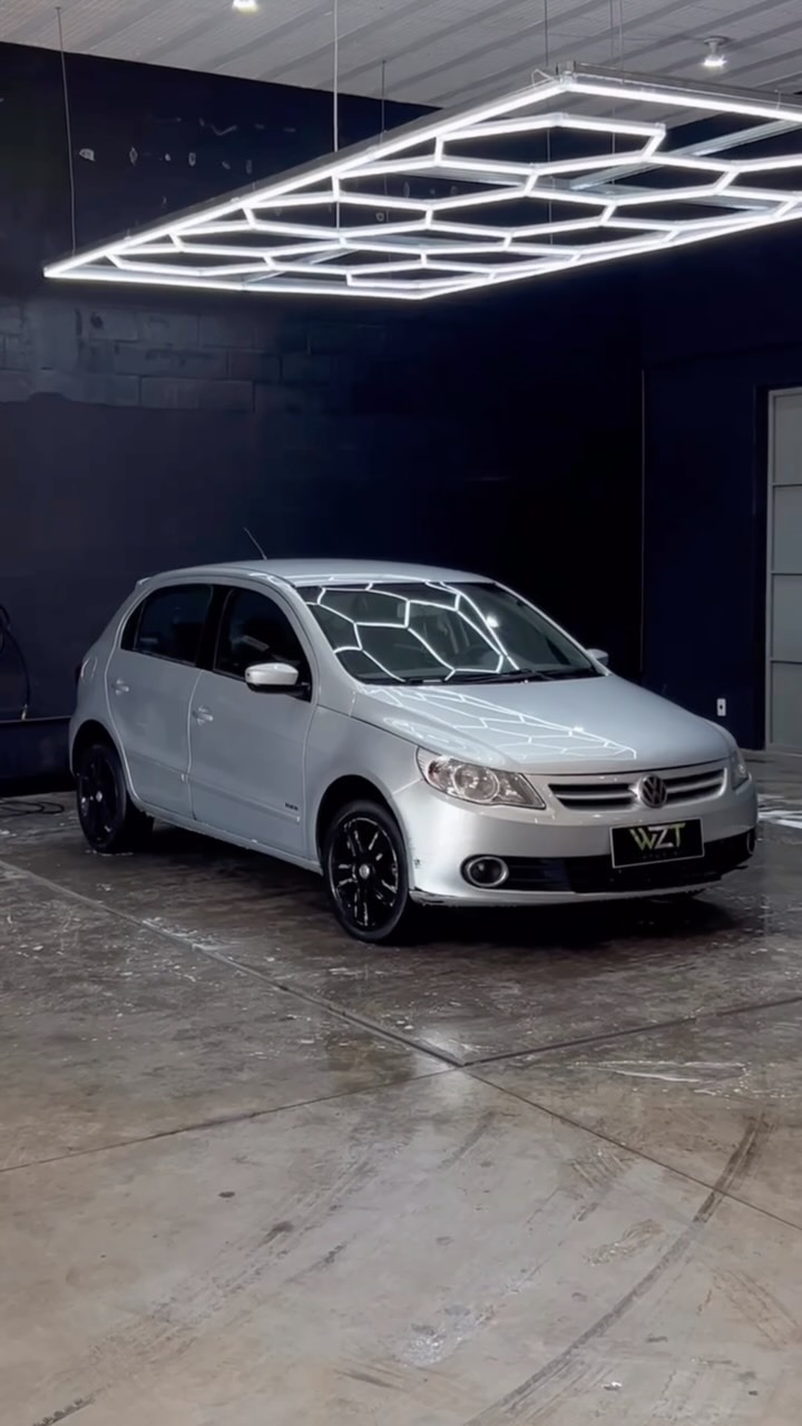 Volkswagen Gol prata finalizado sob a iluminação hexagonal da WZT Studio