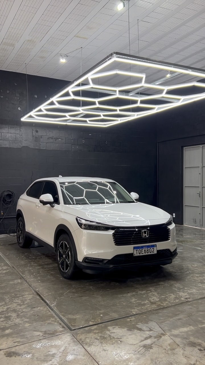 Honda HR-V branco com acabamento vitrificado no estúdio