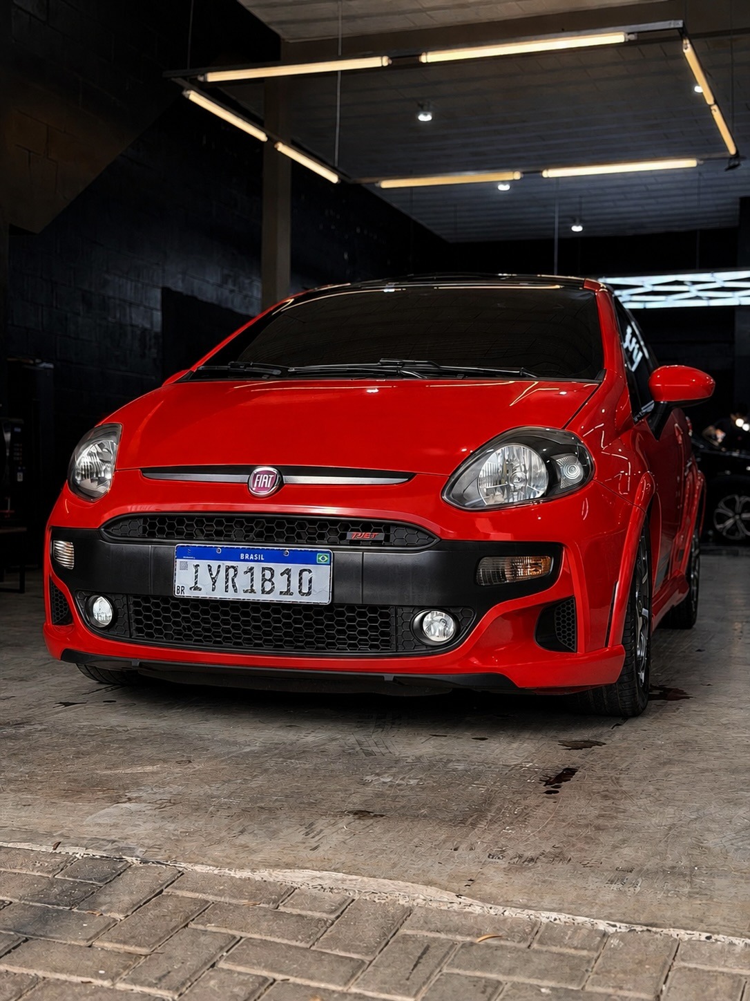 Fiat Punto vermelho com brilho intenso após polimento técnico