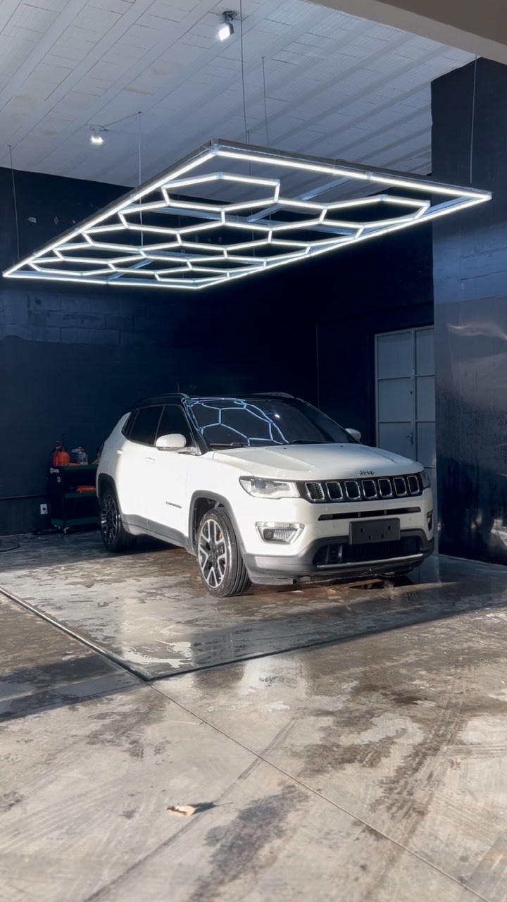 Jeep Compass branco após lavagem detalhada no estúdio