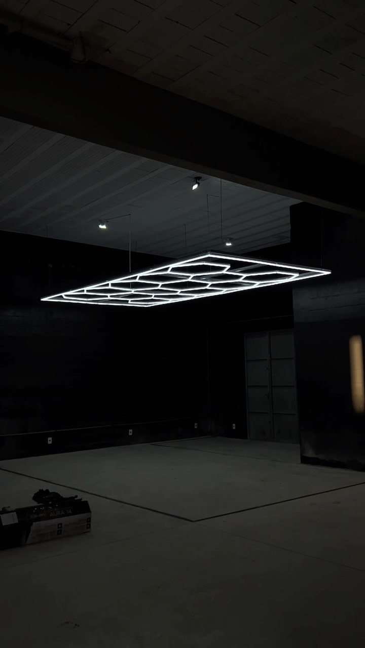 Ambiente da WZT Studio com iluminação de luz neon suspensa no teto